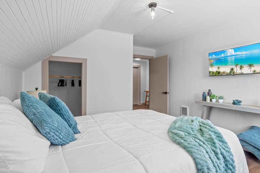 5-Bedroom, 2-Bath Partial Bay View House | Sleeps 10